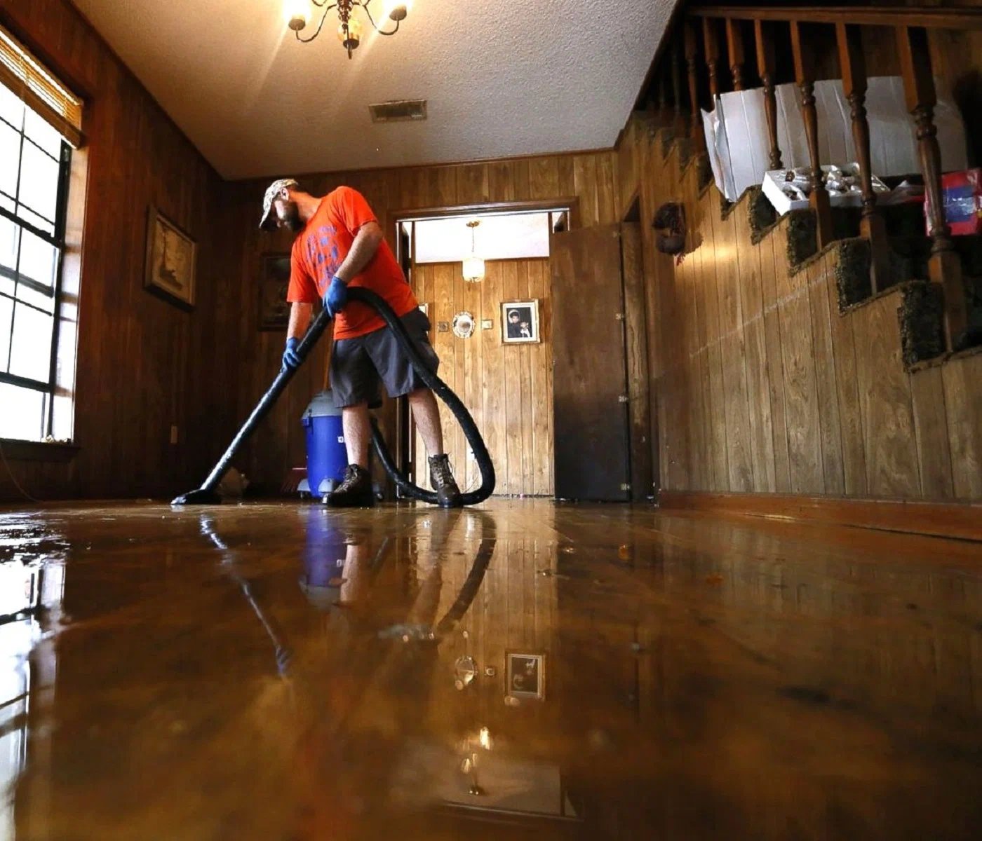 What to Do in the First 10 Minutes After Discovering Water Damage